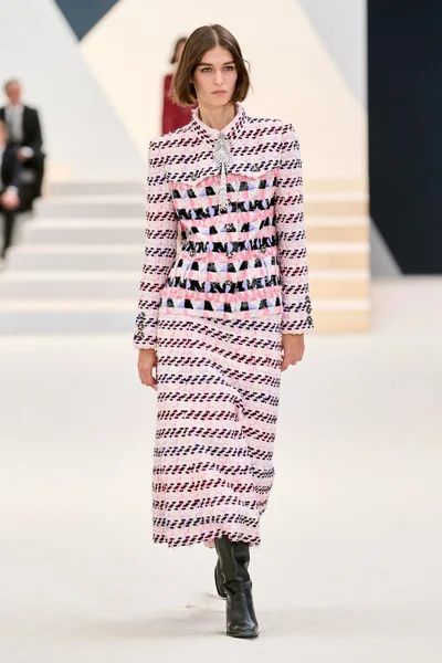 Look 16